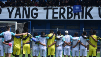 Bobotoh Dukung Persib Bandung saat Sesi Latihan, Penuhi Stadion hingga Bentangkan Spanduk