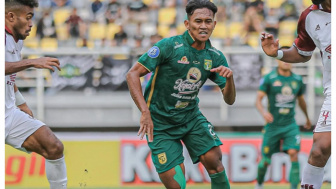 Bek Persebaya Arief Catur Pamungkas Bermain Moncer Saat Tekuk Borneo FC, Aji Santoso Dapat Ucapan Mengejutkan dari Bonek