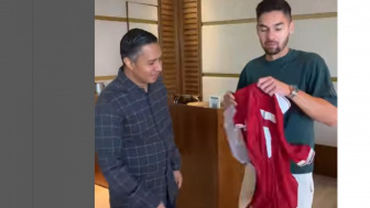 Sandy Wals Berikan Jersey Bersejarah ke Sosok yang Bantunya Naturalisasi ke Timnas, Sampai Terharu