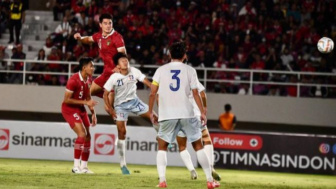 Akun Instagram Resmi Timnas Indonesia Unggah Momen Elkan Baggott Seruduk Bola, Fans: Min Punya Masalah Apa