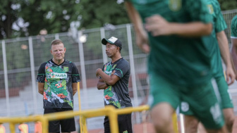 Baru Saja Diresmikan jadi Nahkoda Baru Persebaya, Bonek Samakan Josep Gombau dengan Atlet Gulat WWE