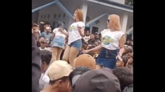 Viral 3 Wanita Seksi Joget Pargoy di Pinggir Masjid Dihadiri Lautan Manusia