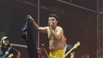 Viral Aldi Taher Buka dan Lempar Celana saat Konser: 'Ini Celana Bekas Mantan Suami Dewi Perssik'
