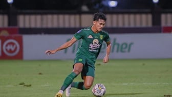 Pekan Lalu Jadi Pahlawan, Hari Ini Bek Persebaya Arief Catur Diamuk usai Bikin Tumbang Ady Setiawan