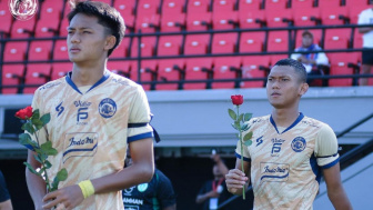 Bawa Mawar Merah di Laga Melawan PSS Sleman, Manager Arema FC Beri Penjelasan Ini, Bentuk Duka Setahun Tragedi Kanjuruhan?