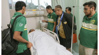 Manajemen Persebaya Kumpulkan Semua Pemain Gegara Insiden Arief Catur Sikut Ady Setiawan, Pengamat Sepak Bola: Brutal!