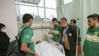 Pemain Persebaya Arief Catur Sikut Bek Dewa United Ady Setiawan hingga Kolaps, Begini Kondisinya Sekarang!