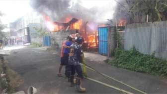 Gudang Kayu di Denpasar Terbakar Akibat Korsleting Listrik, Kerugian hingga Rp75 Juta