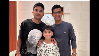 Dirangkul Asnawi Mangkualam dan Pratama Arhan, Rafathar The Next Timnas Indonesia?