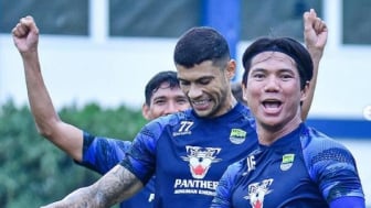 Hujan Mengguyur Lapangan, Tak Surutkan Semangat Persib Bandung untuk Berlatih