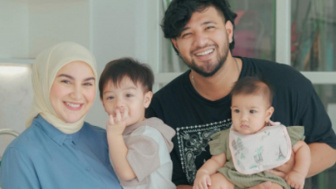 Ammar Zoni Tidak Terlihat Hadir saat Irish Bella dan Buah Hati Liburan, Warganet Pertanyakan Hal Ini