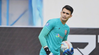 Momen Kocak Fans Cewek Nitip Kado ke Nadeo Kiper Timnas Indonesia, Minta Diantarkan ke Rizky Ridho