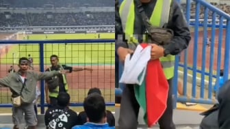 Viral Bendera Palestina Dilarang di Stadion GBLA, Bobotoh Protes: Kenapa Dicabut?