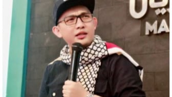 Ustaz Hilmi Firdausi Geram saat Bendera Palestina Dicopot di Laga Persib Bandung vs PSS Sleman