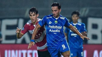 Punya Masalah di Lini Tengah, Bojan Hodak Tak Menyangka Persib Bisa Curi Poin Penuh di Kandang Madura United