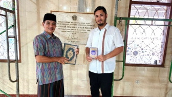 Panji Soeharto Serahkan Al-Quran ke Masjid YAMP Se-Kupang