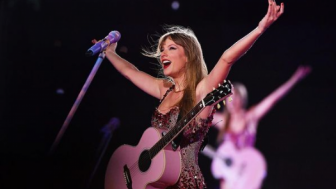 Makin Mesra, Taylor Swift Peluk dan Cium Travis Kelce Setelah Konser