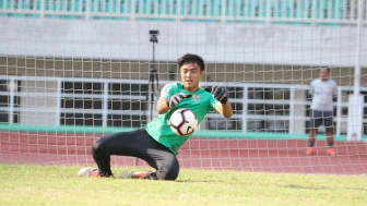 PR Bagi Persebaya Surabaya? Ernando Ari Sutaryadi Dapat Masukan Fans: Kamu Kiper Bagus, Tapi...