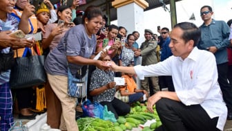 Presiden Jokowi Beli Mangga dan Tempe di Nagekeo NTT, Pedagang: Senang Kita Ini