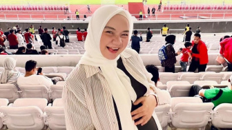 Jelang Piala Asia, Rismahani Ajak Bayinya Nonton Aksi Witan Sulaeman di Stadion