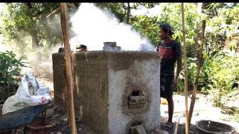 Inovasi Pemuda Ponorogo: Asap Cair dari Pembakaran Arang Jadi Pestisida Alami