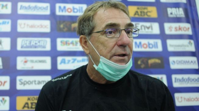 Robert Alberts Ditendang, Persib Lirik Mbah Dragan Si Total Football