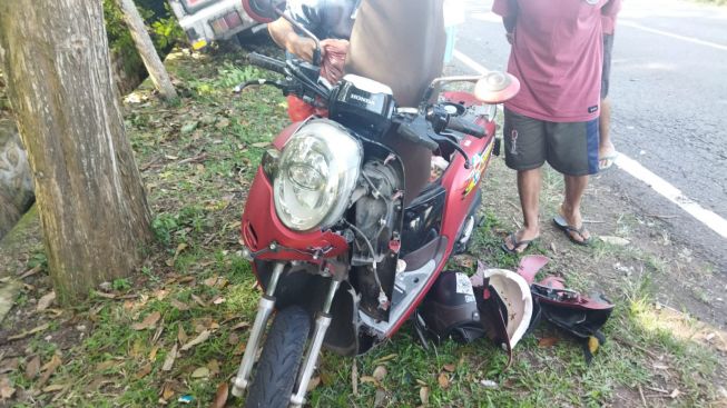 Scoopy Seruduk Xpander Minggir Hindari Tronton, Mahasiswi Luka-Luka, Sepakat Damai