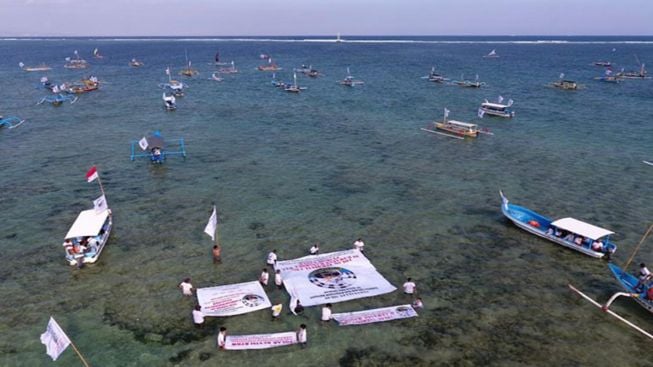 Sekaha Jukung Intaran Gelar Pawai Tolak Terminal LNG di Hutan Mangrove