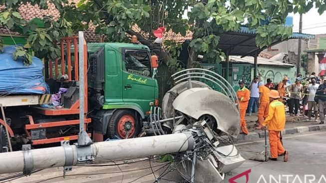 Detik-detik Truk Tabrak Tiang di Bekasi, 10 Meninggal Dunia Termasuk Anak-anak