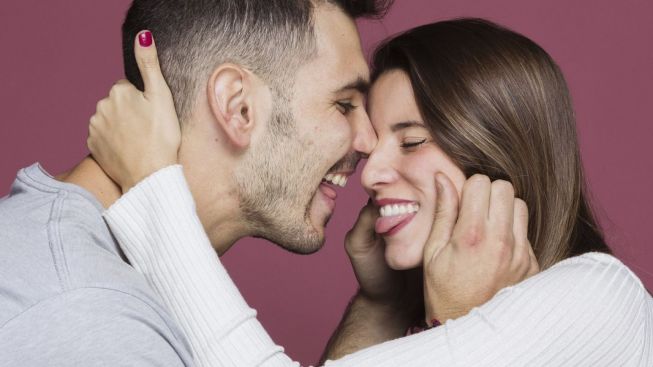 RAMALAN ZODIAK Cinta Besok Jumat 2 September 2022 untuk Cancer, Taurus, Pisces dan Sagitarius: Memberi Anda Kehangatan