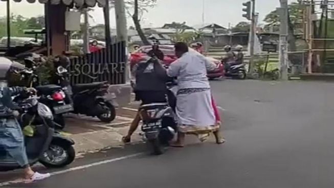 Ngeri! Kesurupan Beli Pertalite, Pria Berpakaian Adat di Bali Tusuk Pemotor