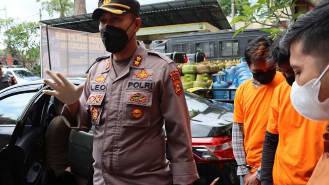 Polisi Gerebek Gudang Pengoplos Gas 3 Kilogram ke 12 Kilogram di Buduk, Badung