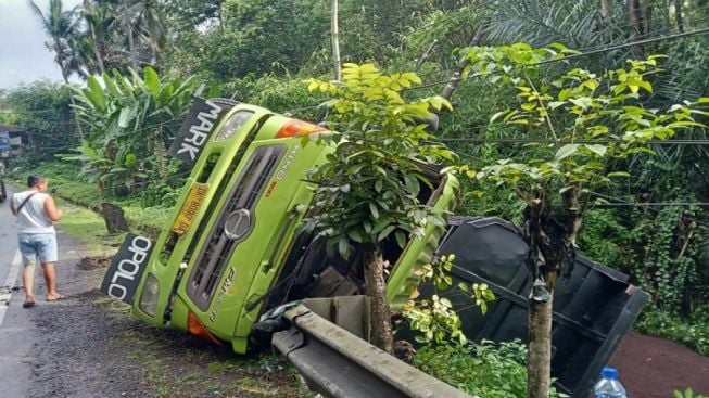 Rem Blong, Truk Angkut Pasir Nyaris Nyemplung ke Jurang