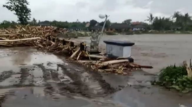 Ratusan Warga di Jembrana Bali Mengungsi Antisipasi Air Bah, Turut Bawa Hewan Ternak