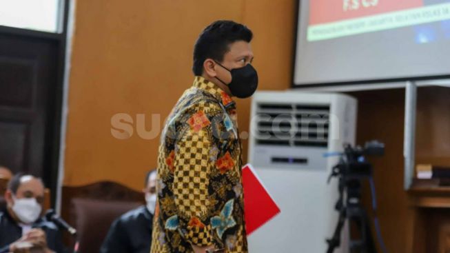 Batik Coklat Kinclong Kaisar Sambo, Necis Duduk di Kursi Pesakitan