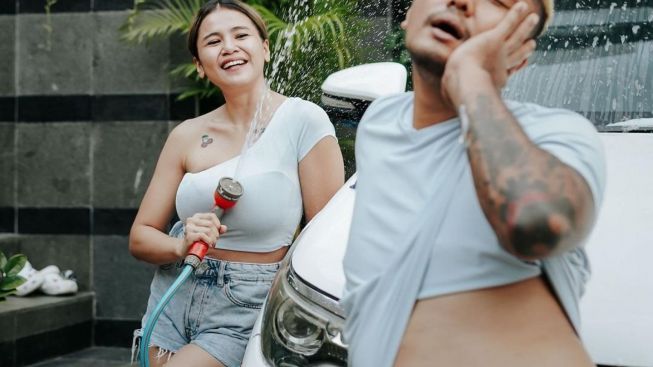 Uus Menangis, Ungkap Masa Lalu Istrinya Yang Kelam, Pakai Obat Hingga Seks Bebas