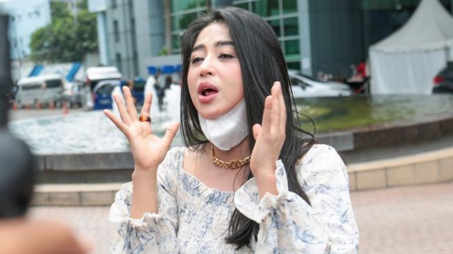 Serius! Dewi Perssik Beri Uang 100 Juta untuk Cari Fans Leslar yang Katai Dia Lonte