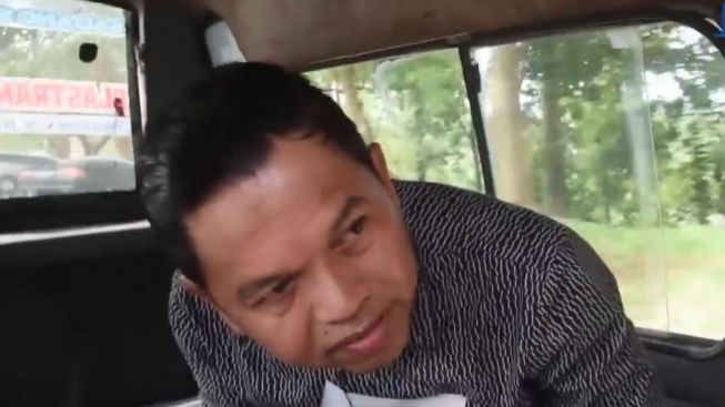 Sambil Naik Angkot, Kang Dedi: Begitu Istri Jadi Bupati, Saya Digugat Cerai