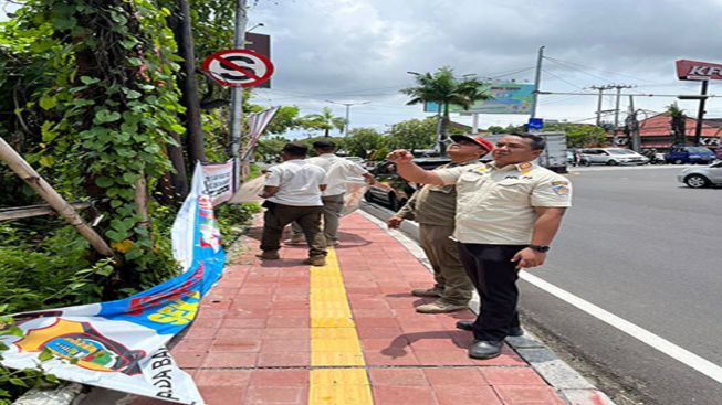 Baliho Babi Guling Diganti 2.500 Penjor