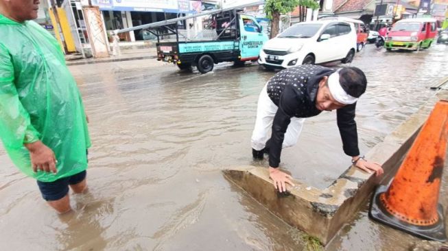 Sindir Pemkab Purwakarta? Kang Dedi Mulyadi Turun Langsung Bersihkan Gorong-gorong