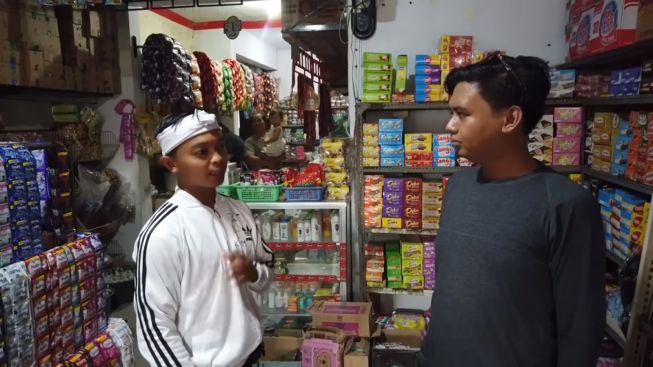 Penampilan Serupa, Maula Akbar Tak Sengaja Bertemu Fans Berat Kang Dedi Mulyadi, Gelang hingga Iket Sama