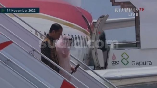 Detik-detik Insiden Iriana Jokowi Jatuh dari Tangga Saat Turun Pesawat Menghadiri KTT G20 di Bali