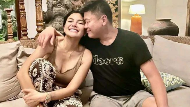 Cek Fakta! Foto Nikita Mirzani Bareng Sosok Koko, Mesra Banget sampai Nempel