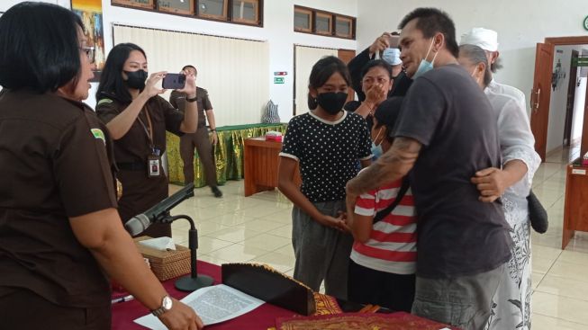 Menyesal dengan Perbuatan Tabok Ayah Kandung dalam Kondisi Mabuk, Kejari Tabanan Berikan Restorative Justice terhadap Pelaku Penganiayaan