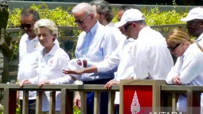 Saat yang Lainnya Pakai Baju Berkerah di Tahura Ngurah Rai Bali, Eh Joe Biden Pakai Ini