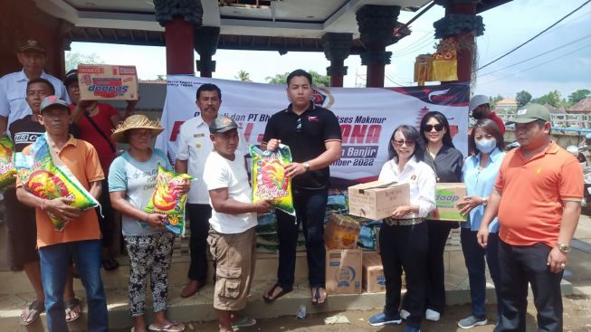 Baksos PWI Bali Bersama PT Bhinneka Utama Sukses Makmur untuk Korban Banjir Jembrana