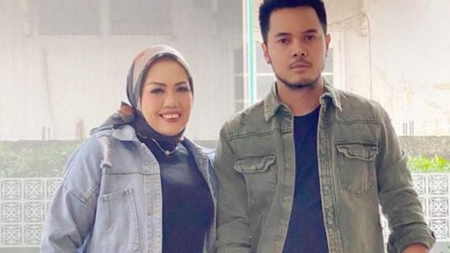 Netizen Catet! Bakal Cerai dengan Irwan Aher, Elly Sugigi Janji Ga Bakal Nikah Lagi Loh, Ternyata Gara-gara Ini