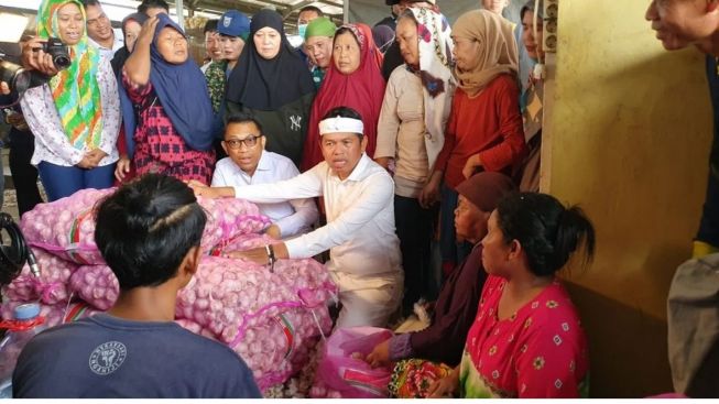 Kang Dedi Kesal, Upah Buruh Kupas Bawang di Purwakarta Ditipu Mafia, Sentil Kepemimpinan Ambu Anne?