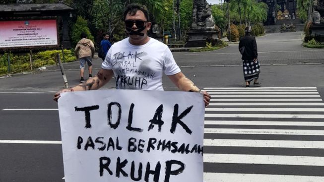 Aksi Jalan Mundur, Aliansi Jurnalis Independen Denpasar Tolak Pasal Bermasalah di RKUHP