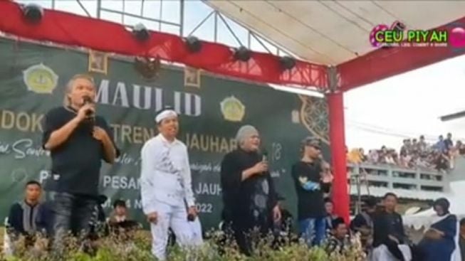 Konser Dua D! Dedi Mulyadi dan Sule Saling Sindir di Panggung Pesantren Al-Jauhari Garut, karena Ini